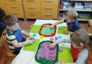 Wielkanocne zabawy plastyczne w grupie IX