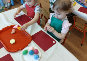 Wielkanocne zabawy plastyczne w grupie IX