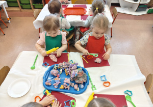 Wielkanocne zabawy plastyczne w grupie IX