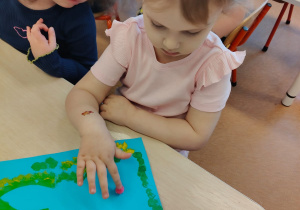 Wielkanocne zabawy plastyczne w grupie IX