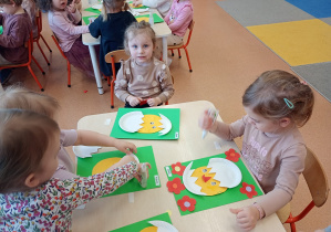 Wielkanocne zabawy plastyczne w grupie IX