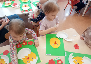 Wielkanocne zabawy plastyczne w grupie IX