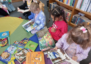 ,,Spotkanie z Książką” – Wycieczka do Biblioteki grupy IV i V