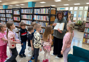 ,,Spotkanie z Książką” – Wycieczka do Biblioteki grupy IV i V