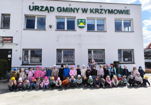 Miłe odwiedziny w Gninie Krzymów, czyli wycieczka do Urzędu Gminy oraz Gminnej Biblioteki Publicznej- gr. XI i XII