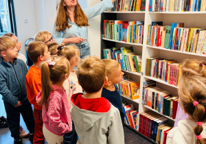 Miłe odwiedziny w Gninie Krzymów, czyli wycieczka do Urzędu Gminy oraz Gminnej Biblioteki Publicznej- gr. XI i XII