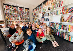Miłe odwiedziny w Gninie Krzymów, czyli wycieczka do Urzędu Gminy oraz Gminnej Biblioteki Publicznej- gr. XI i XII