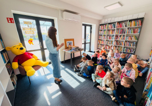 Miłe odwiedziny w Gninie Krzymów, czyli wycieczka do Urzędu Gminy oraz Gminnej Biblioteki Publicznej- gr. XI i XII