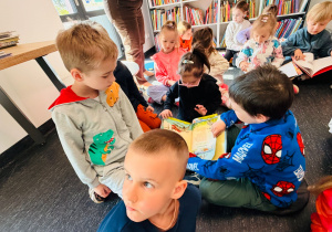 Miłe odwiedziny w Gninie Krzymów, czyli wycieczka do Urzędu Gminy oraz Gminnej Biblioteki Publicznej- gr. XI i XII