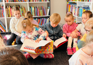 Miłe odwiedziny w Gninie Krzymów, czyli wycieczka do Urzędu Gminy oraz Gminnej Biblioteki Publicznej- gr. XI i XII