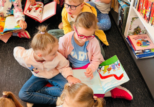 Miłe odwiedziny w Gninie Krzymów, czyli wycieczka do Urzędu Gminy oraz Gminnej Biblioteki Publicznej- gr. XI i XII