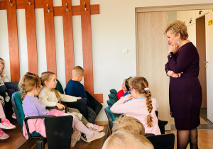 Miłe odwiedziny w Gninie Krzymów, czyli wycieczka do Urzędu Gminy oraz Gminnej Biblioteki Publicznej- gr. XI i XII