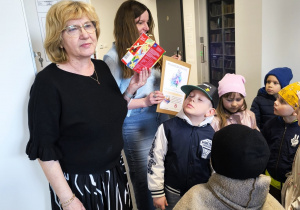 Miłe odwiedziny w Gninie Krzymów, czyli wycieczka do Urzędu Gminy oraz Gminnej Biblioteki Publicznej- gr. XI i XII