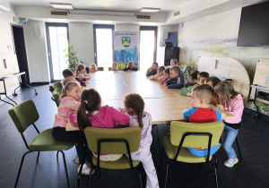 Miłe odwiedziny w Gninie Krzymów, czyli wycieczka do Urzędu Gminy oraz Gminnej Biblioteki Publicznej- gr. XI i XII