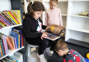 Miłe odwiedziny w Gninie Krzymów, czyli wycieczka do Urzędu Gminy oraz Gminnej Biblioteki Publicznej- gr. XI i XII