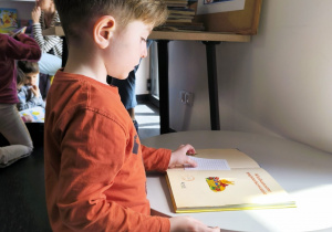 Miłe odwiedziny w Gninie Krzymów, czyli wycieczka do Urzędu Gminy oraz Gminnej Biblioteki Publicznej- gr. XI i XII
