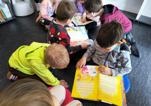 Miłe odwiedziny w Gninie Krzymów, czyli wycieczka do Urzędu Gminy oraz Gminnej Biblioteki Publicznej- gr. XI i XII