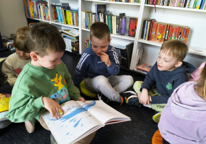Miłe odwiedziny w Gninie Krzymów, czyli wycieczka do Urzędu Gminy oraz Gminnej Biblioteki Publicznej- gr. XI i XII