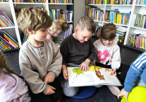 Miłe odwiedziny w Gninie Krzymów, czyli wycieczka do Urzędu Gminy oraz Gminnej Biblioteki Publicznej- gr. XI i XII
