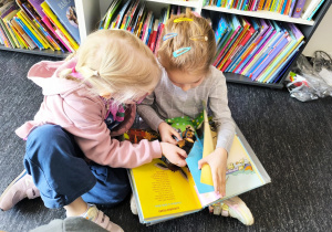 Miłe odwiedziny w Gninie Krzymów, czyli wycieczka do Urzędu Gminy oraz Gminnej Biblioteki Publicznej- gr. XI i XII