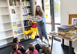 Miłe odwiedziny w Gninie Krzymów, czyli wycieczka do Urzędu Gminy oraz Gminnej Biblioteki Publicznej- gr. XI i XII