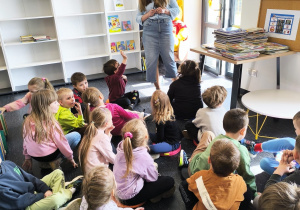 Miłe odwiedziny w Gninie Krzymów, czyli wycieczka do Urzędu Gminy oraz Gminnej Biblioteki Publicznej- gr. XI i XII
