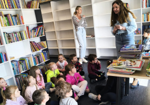 Miłe odwiedziny w Gninie Krzymów, czyli wycieczka do Urzędu Gminy oraz Gminnej Biblioteki Publicznej- gr. XI i XII