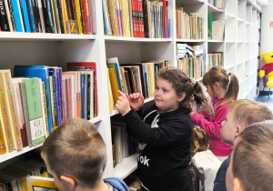 Miłe odwiedziny w Gninie Krzymów, czyli wycieczka do Urzędu Gminy oraz Gminnej Biblioteki Publicznej- gr. XI i XII