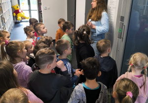 Miłe odwiedziny w Gninie Krzymów, czyli wycieczka do Urzędu Gminy oraz Gminnej Biblioteki Publicznej- gr. XI i XII