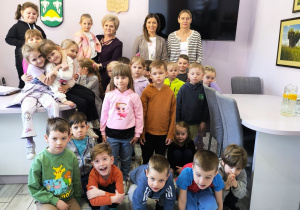 Miłe odwiedziny w Gninie Krzymów, czyli wycieczka do Urzędu Gminy oraz Gminnej Biblioteki Publicznej- gr. XI i XII