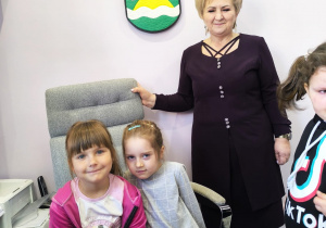 Miłe odwiedziny w Gninie Krzymów, czyli wycieczka do Urzędu Gminy oraz Gminnej Biblioteki Publicznej- gr. XI i XII