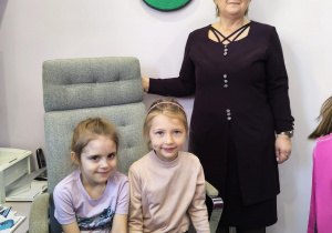 Miłe odwiedziny w Gninie Krzymów, czyli wycieczka do Urzędu Gminy oraz Gminnej Biblioteki Publicznej- gr. XI i XII