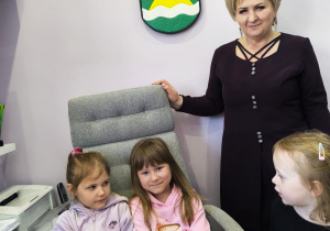Miłe odwiedziny w Gninie Krzymów, czyli wycieczka do Urzędu Gminy oraz Gminnej Biblioteki Publicznej- gr. XI i XII