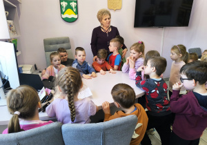 Miłe odwiedziny w Gninie Krzymów, czyli wycieczka do Urzędu Gminy oraz Gminnej Biblioteki Publicznej- gr. XI i XII