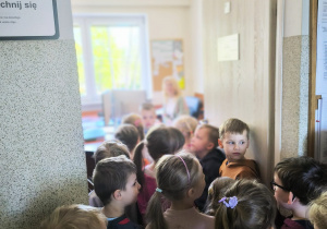Miłe odwiedziny w Gninie Krzymów, czyli wycieczka do Urzędu Gminy oraz Gminnej Biblioteki Publicznej- gr. XI i XII