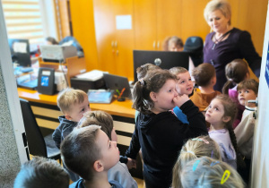 Miłe odwiedziny w Gninie Krzymów, czyli wycieczka do Urzędu Gminy oraz Gminnej Biblioteki Publicznej- gr. XI i XII