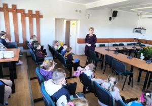 Miłe odwiedziny w Gninie Krzymów, czyli wycieczka do Urzędu Gminy oraz Gminnej Biblioteki Publicznej- gr. XI i XII