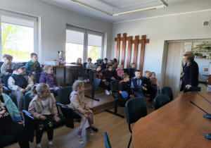 Miłe odwiedziny w Gninie Krzymów, czyli wycieczka do Urzędu Gminy oraz Gminnej Biblioteki Publicznej- gr. XI i XII