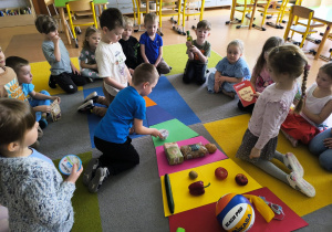„Rodzinna porcja zdrowia”- czyli spotkanie w gr. XII z mamusią Antosi, mamusią Jasia i babcią Jaśminki