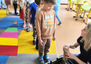 „Rodzinna porcja zdrowia”- czyli spotkanie w gr. XII z mamusią Antosi, mamusią Jasia i babcią Jaśminki