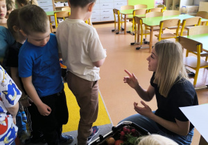 „Rodzinna porcja zdrowia”- czyli spotkanie w gr. XII z mamusią Antosi, mamusią Jasia i babcią Jaśminki