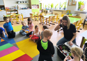 „Rodzinna porcja zdrowia”- czyli spotkanie w gr. XII z mamusią Antosi, mamusią Jasia i babcią Jaśminki