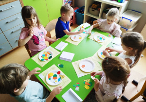 „Rodzinna porcja zdrowia”- czyli spotkanie w gr. XII z mamusią Antosi, mamusią Jasia i babcią Jaśminki