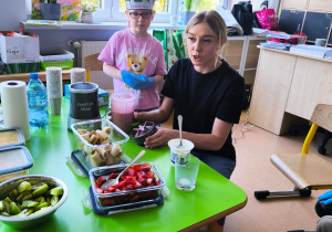 „Rodzinna porcja zdrowia”- czyli spotkanie w gr. XII z mamusią Antosi, mamusią Jasia i babcią Jaśminki