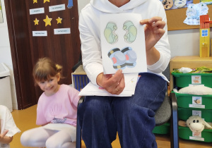 „Rodzinna porcja zdrowia”- czyli spotkanie w gr. XII z mamusią Antosi, mamusią Jasia i babcią Jaśminki
