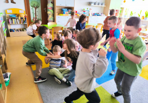 „Rodzinna porcja zdrowia”- czyli spotkanie w gr. XII z mamusią Antosi, mamusią Jasia i babcią Jaśminki