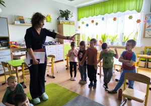 „Rodzinna porcja zdrowia”- czyli spotkanie w gr. XII z mamusią Antosi, mamusią Jasia i babcią Jaśminki