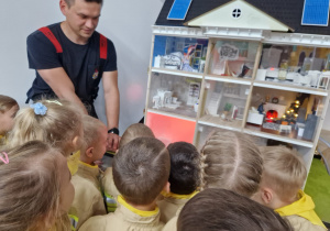 Bohaterowie na co dzień !!! Grupa X - poznaje tajniki pracy strażaków – bohaterów w hełmach.