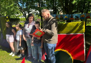 Goście z Wielkiej Brytanii czytają „Lokomotywę” w języku angielskim podczas XXV OTCD