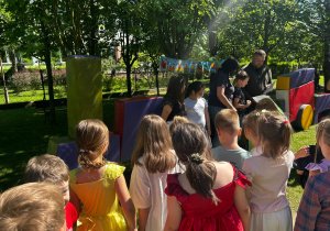 Goście z Wielkiej Brytanii czytają „Lokomotywę” w języku angielskim podczas XXV OTCD